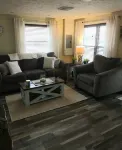 Keys cottage -walk to the strip,Private lot, 2bdr 3rd guestroom detached.Spire