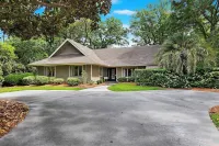 Beautifully Renovated, One Story, Private Pool w/Spa. 15 min. easy walk to Beach