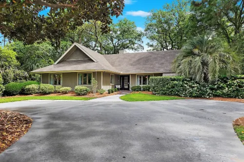 Beautifully Renovated, One Story, Private Pool w/Spa. 15 min. easy walk to Beach