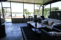 The PLAYFUL PELICAN on Florida's Intercostal Waterway: Beach a few blocks away Hoteles en Port Orange