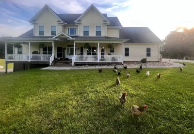 The Yellow Farmhouse Hotels near Seven Islands State Birding Park