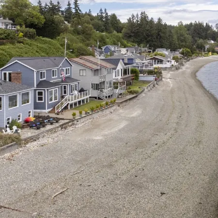 Beach Home w/King & Queen bed + Wi-Fi see Whales/Eagles Minutes to Seattle Ferry