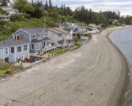 Beach Home w/King & Queen bed + Wi-Fi see Whales/Eagles Minutes to Seattle Ferry โรงแรมในเบรเมอร์ตัน