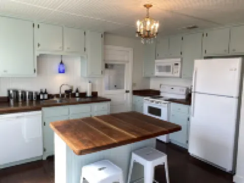 Dog friendly NON SMOKING Cottage 1 block from Town Square Hotels in Mason County