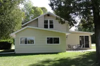 Beautiful Lakeside Cabin - Great Location & Amenities (Canoe, Kayak, Boat, etc) - Wifi