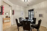 The Woodbriar, close to Hard Rock Casino, downtown Tulsa/BOK + patio w/fire pit