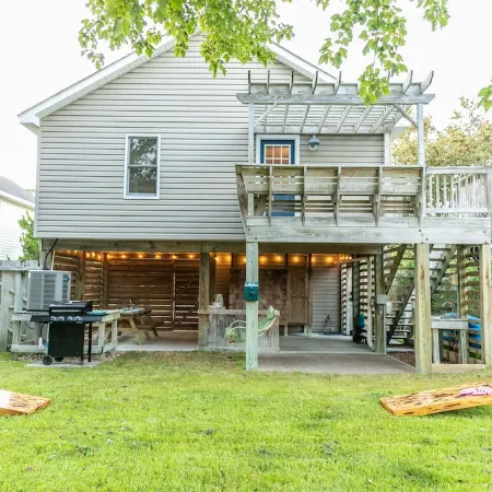 Updated and cozy Beach Box! Gorgeous Backyard! 3 minutes to beach!!