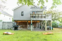 Updated and cozy Beach Box! Gorgeous Backyard! 3 minutes to beach!!