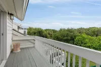 BEAUTIFUL HOME JUST STEPS TO BEACH! Perfect 6 BR Family Home - 3 Master Suites!
