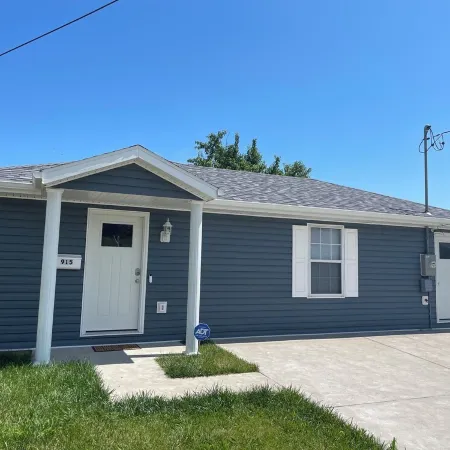 Cozy 2 - bedroom Little Blue House On The Hill in enjoyable Jefferson City