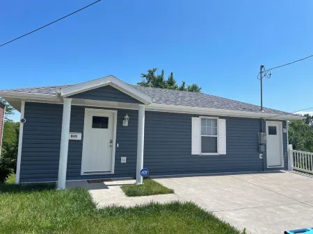 Cozy 2 - bedroom Little Blue House On The Hill in enjoyable Jefferson City