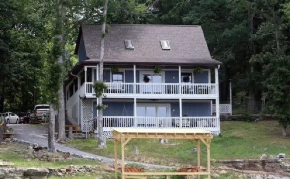 Lakefront, Amazing Views, Boat Rentals Available