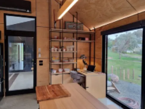 Superb 3 bedroom villa overlooking dam and close to lake. 曼斯菲爾德酒店