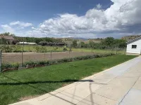 Experience Helper Charm - Spacious 4-Bedroom Retreat - 3-Star
