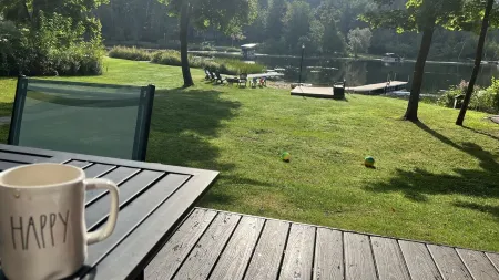 Tranquil waterfront cottage in Central Lake