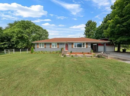 Charming 3-bedroom house "Cavern" with tons of amenities in Cave City.