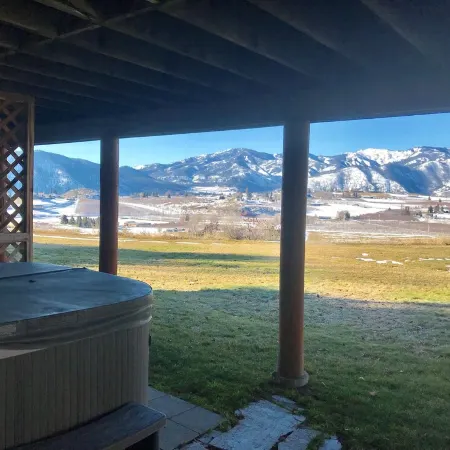 Spectacular Views on 4 Acre Family Oasis Among Vineyards and Orchards