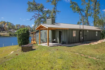 Janmother's Cabin, easy walk to The Social on Lake Martin, Castaway Island