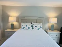 GREAT LOCATION! Peaceful & Tropical Condo Steps to Beautiful Holmes Beach, AMI! Hotel a Holmes Beach