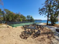 Huckleberry Shores-Lakefront & Lakeview Home-Near Boat Launch-Swimming Pool. Hotels in Township 1