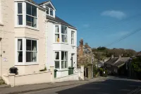 Heron Cottage , 8 New Street.  Spacious Town House in Padstow Old Town