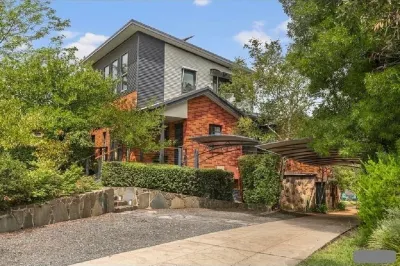 Four-bedroom house with city view in Central Canberra فنادق في 