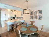 The Emerald Escape- Lux Renovation / Beachfront / King bed / 3 pools / Tiki Bar!
