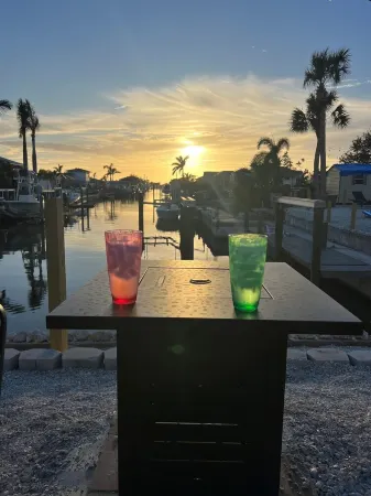 Be on the water & in the pool- Relax, Sun & Fun- Sleeps 60 close to beaches! Отели в г. Гров-Сити