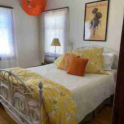 Centrally located historic bungalow, minutes from downtown and Cal Poly Humboldt Rooms