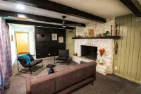 Cozy Cottage, 3 mins from EVV, fenced yard