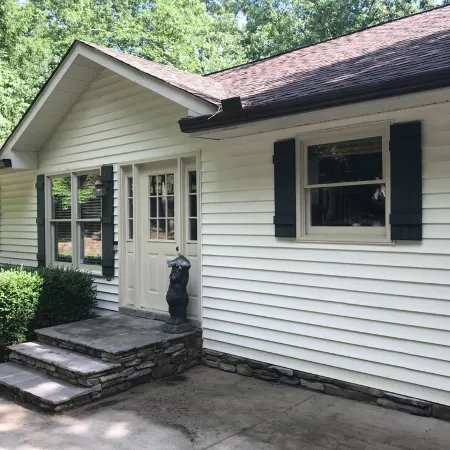 Beautiful Lake Front- Dock, Screened Porch, Clemson, Hiking, Kayaks, 5 Bedroom
