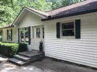 Beautiful Lake Front- Dock, Screened Porch, Clemson, Hiking, Kayaks, 5 Bedroom