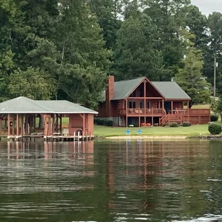 Beautiful 3 bedroom, 2 bath Log Home with Sandy Beach & Expansive Lake Views!!
