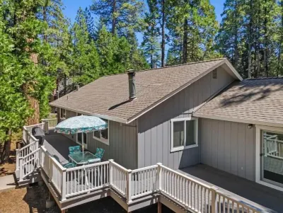 Mountain Cabin near Pinecrest Hotels near Yosemite National Park Sign