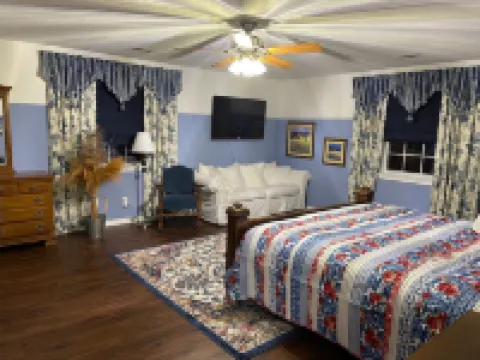 Country Charm! Billiards and Ping Pong Table & Sunroom, Spacious & Sleeps 14! 賴特縣酒店