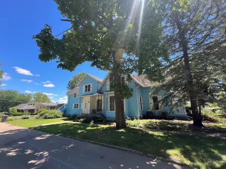 Magnificent Riverfront Victorian  House  steps from downtown Ottawa ! Отели в г. Оттава