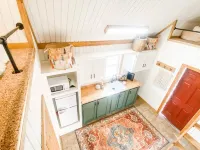 Cozy cabin in serene natural setting. Rustic charm with modern amenities!