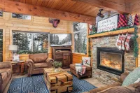 Cozy ski in-ski out cabin, private hot tub. Sleeps 10, 4bd+loft 3bth resort view