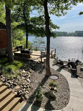 Tranquil Lake Cottage
