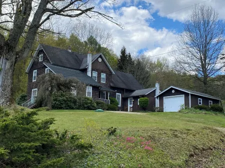 Scenic 4-bedroom Farm House, Tree Farm & Arboretum with trails in Sugar Grove