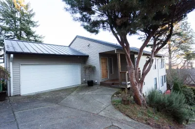 Pdx Penthouse with Stunning Mountain and River Views! Hotels near Elk Rock Garden