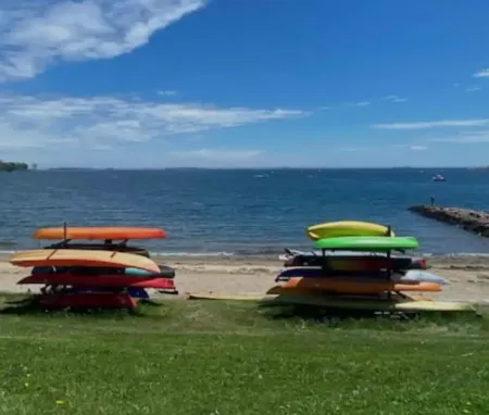 Smoke FREE Studio- walk to beaches, downtown! 5 min drive to Historic Salem!