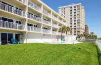 Oceanfront Condo! Patio to lawn, stay right at the beach! + 2 Bikes!
