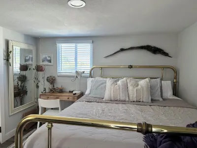Charming studio in delightful La Mesa with WiFi, AC and Deck Hotels in Mid-City