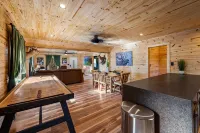 Christmas Decor * Walk to Coaster & Parkway * Bunkroom * Dogs