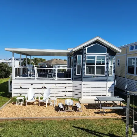 The Seashell Shack - Waterfront Tiny House on Back Bay Отели рядом с достопримечательностью «Пляж Сандбридж»