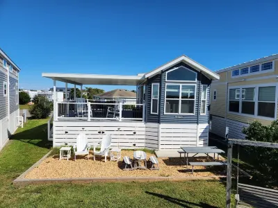 The Seashell Shack - Waterfront Tiny House on Back Bay โรงแรมใกล้หาดแซนด์บริดจ์
