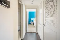 Luxury Suite King Bed 👑 Wi-Fi Pool Gym ✦ 55" Smart TVs 📺 Full Kitchen