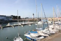 Apartment facing pier with sea view, WIFI and secure parking space