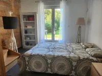 Villa for 10 Guests with Pool, Surrounded by Trees, Just 15 Min from Bordeaux